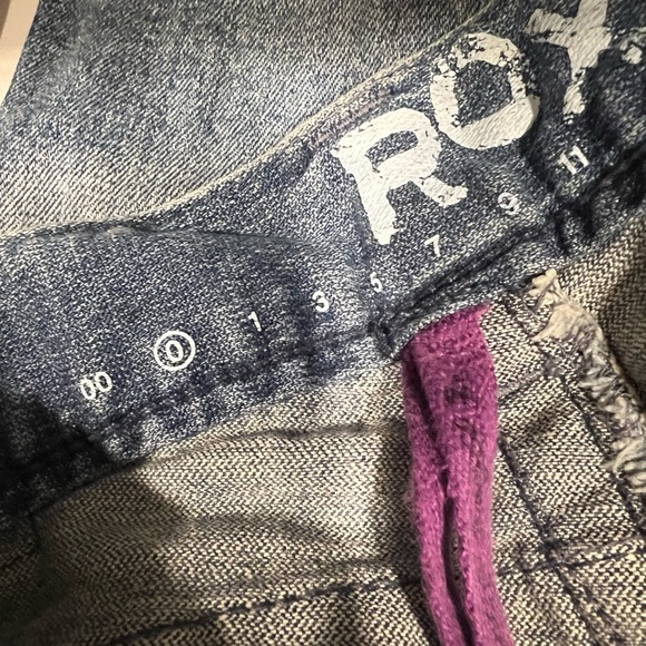 Low rise Roxy jeans, brand distressed, straight leg - Picture 2 of 12